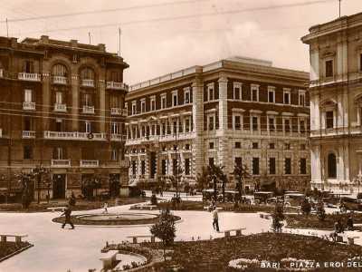 Proprio alle spalle di questa gloriosa struttura si erge Palazzo Dioguardi Durante, che troviamo su piazza Eroi del Mare, all�incrocio con via Quarnaro